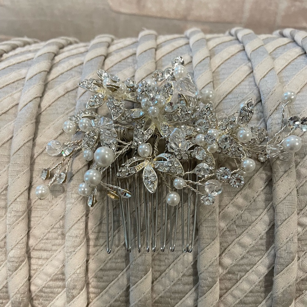 Rhinestone and hair comb‎